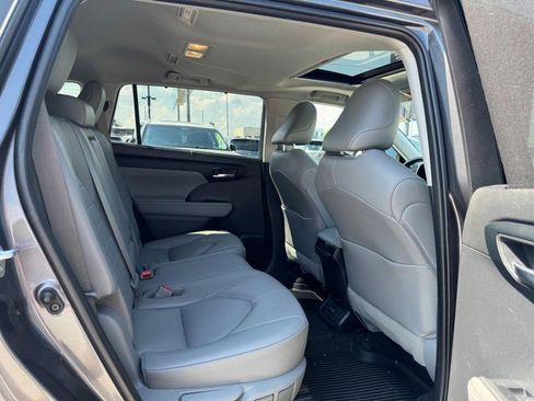 Used 2021 Toyota Highlander XLE AWD/4WD image 13