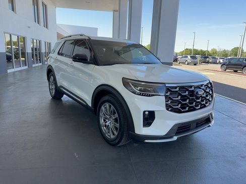 Used 2025 Ford Explorer Platinum image 4