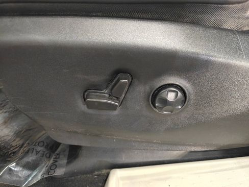 Used 2021 Chrysler Pacifica Touring-L w/ Uconnect Theater Family Group FWD image 35