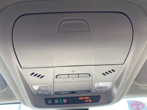 Used 2023 GMC Terrain SLT image 26