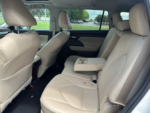 Used 2020 Toyota Highlander XLE FWD image 17