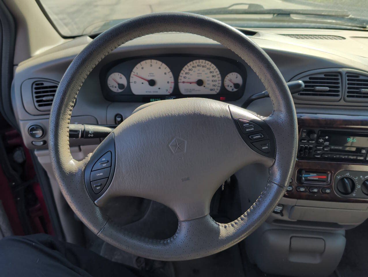 Used 1999 Chrysler Town & Country Limited FWD image 33