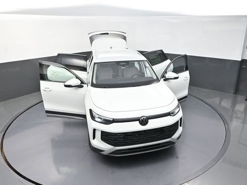 Used 2025 Volkswagen Tiguan S image 32