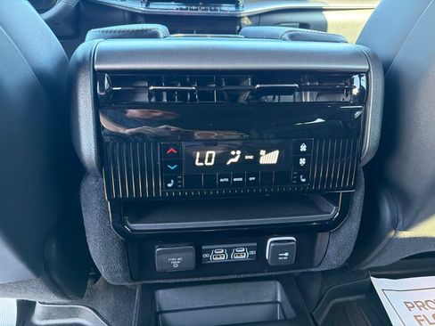 Used 2024 Jeep Wagoneer Series II AWD/4WD image 16