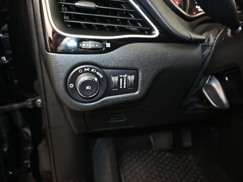 Used 2020 Jeep Cherokee Latitude Plus w/ Cold Weather Group FWD image 12