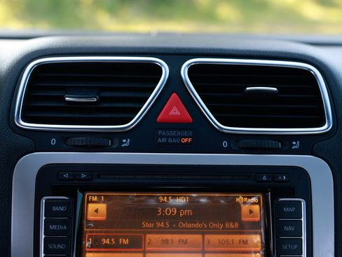 Used 2011 Volkswagen Eos Lux image 35