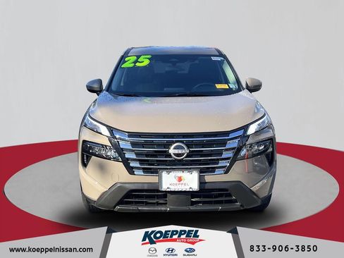 Used 2025 Nissan Rogue SV image 2