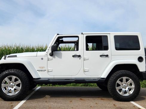 Used 2013 Jeep Wrangler Unlimited Sahara w/ Connectivity Group image 16