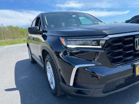 Used 2023 Honda Pilot LX image 2