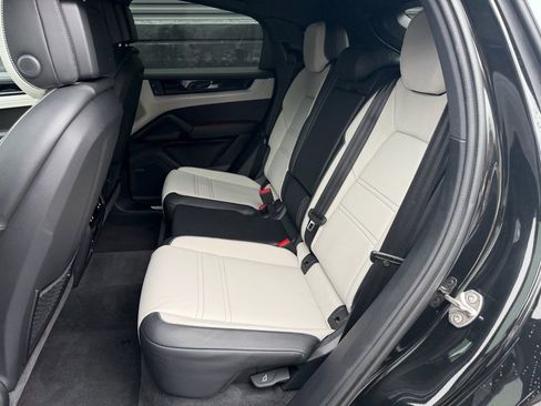 Certified 2025 Porsche Cayenne Coupe AWD/4WD image 19