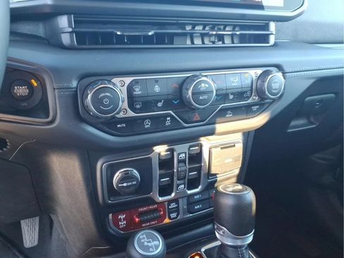 Used 2025 Jeep Wrangler Unlimited Rubicon w/ Convenience Group AWD/4WD image 25