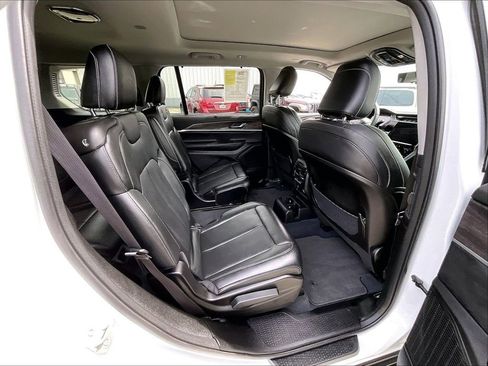 Used 2023 Jeep Grand Cherokee L Limited w/ Luxury Tech Group II AWD/4WD image 16