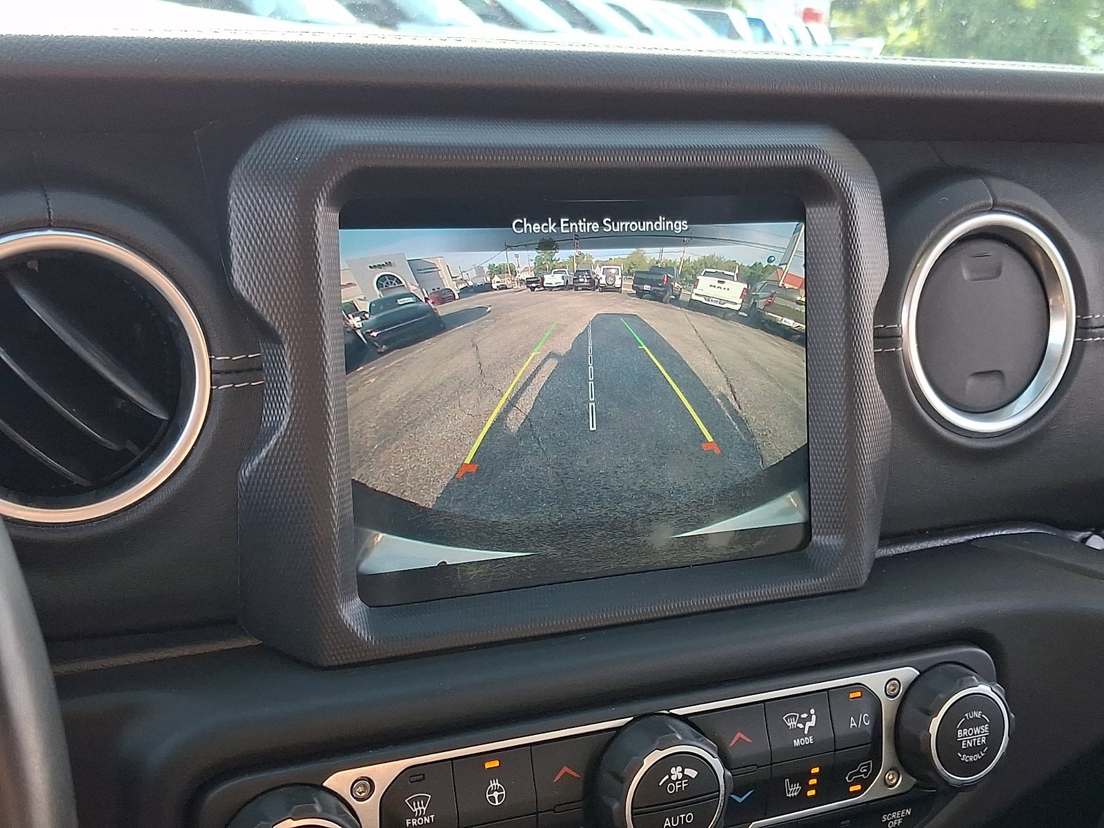 Used 2020 Jeep Wrangler Unlimited Sahara AWD/4WD image 20