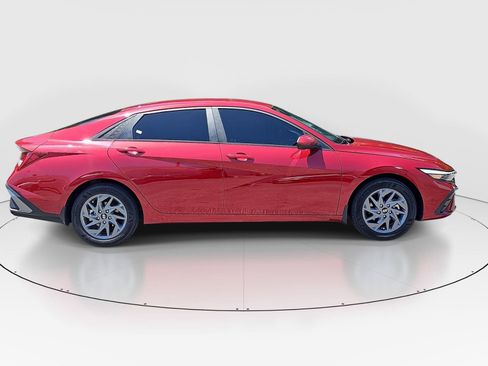 Used 2024 Hyundai Elantra Blue FWD image 4