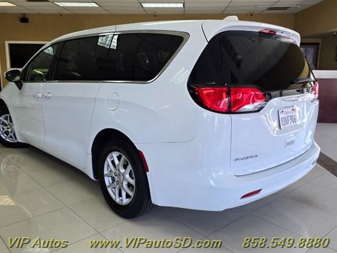 Used 2017 Chrysler Pacifica Touring FWD image 3