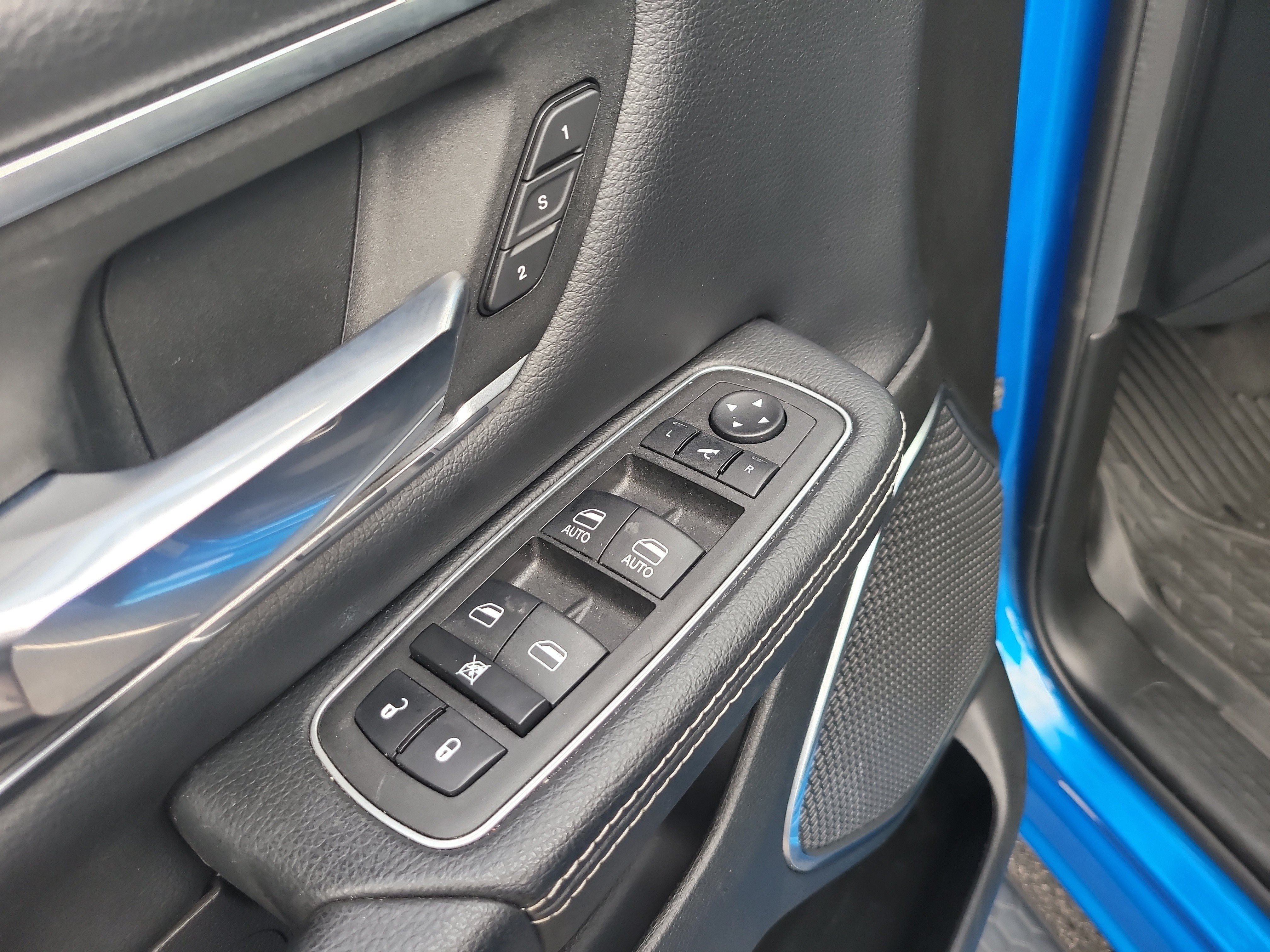 Used 2024 RAM 1500 Laramie AWD/4WD image 17