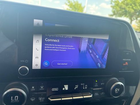 Used 2023 Toyota Highlander LE FWD image 9