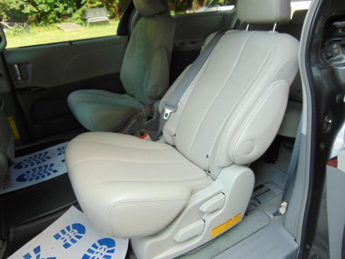 Used 2014 Toyota Sienna XLE w/ Entertainment Package FWD image 11
