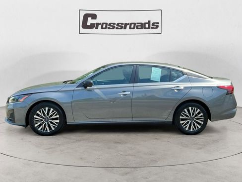 Used 2024 Nissan Altima 2.5 SV FWD image 2
