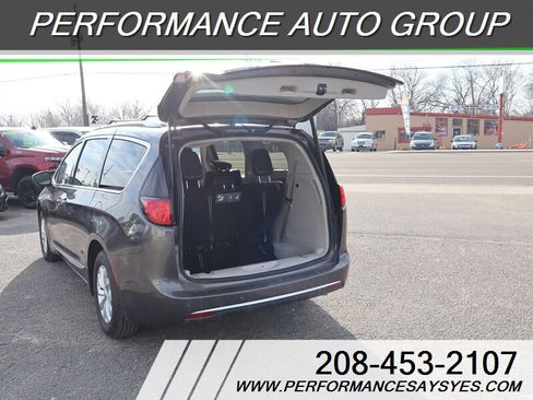 Used 2019 Chrysler Pacifica Touring-L image 11