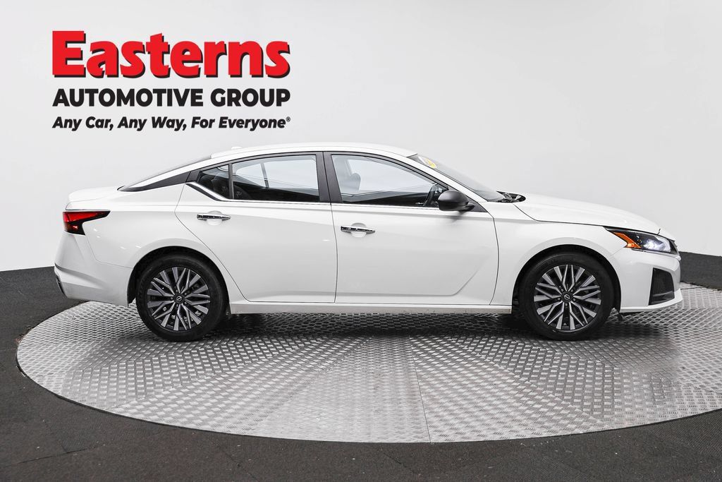 Used 2025 Nissan Altima 2.5 SV FWD image 4