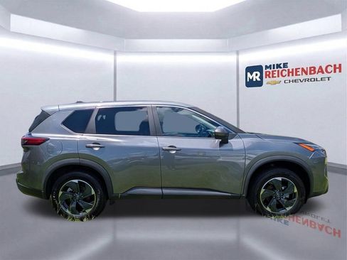 Used 2024 Nissan Rogue SV AWD/4WD image 3