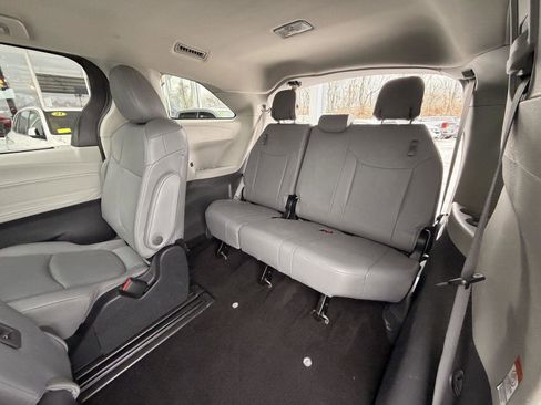 Used 2024 Toyota Sienna XLE image 38