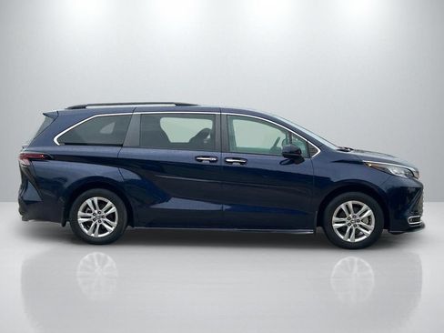 Used 2023 Toyota Sienna XLE w/ XLE Plus Package AWD/4WD image 4