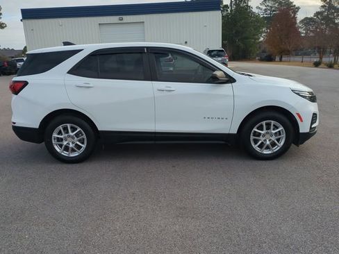 Used 2022 Chevrolet Equinox LS w/ LS Convenience Package image 2