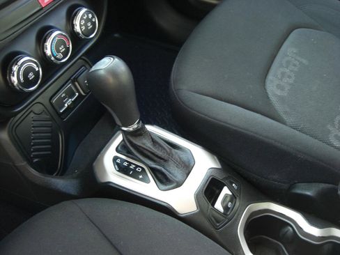 Used 2017 Jeep Renegade Latitude FWD image 8