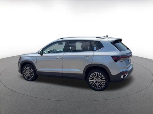 Used 2025 Volkswagen Taos SE FWD image 9