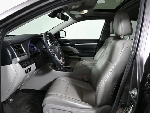 Used 2017 Toyota Highlander XLE AWD/4WD image 3