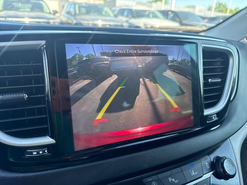 Used 2023 Chrysler Pacifica Touring-L FWD image 35
