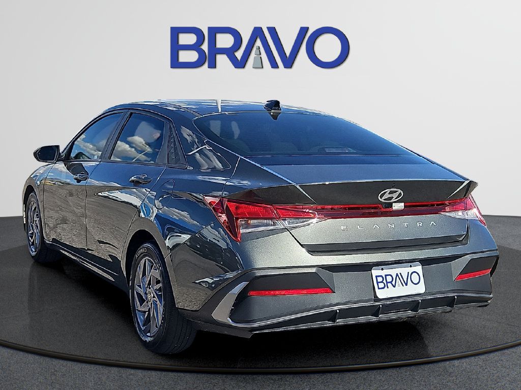 Used 2024 Hyundai Elantra SEL FWD image 3