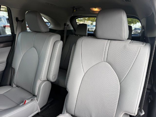 Used 2026 Toyota Highlander Limited AWD/4WD image 27