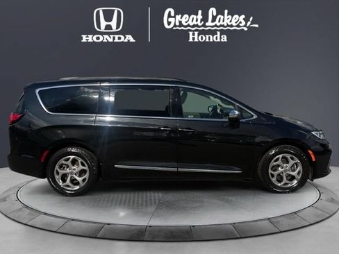 Used 2023 Chrysler Pacifica Limited FWD image 7