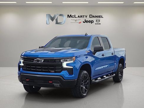 Used 2025 Chevrolet Silverado 1500 LT Trail Boss w/ Convenience Package II AWD/4WD image 2