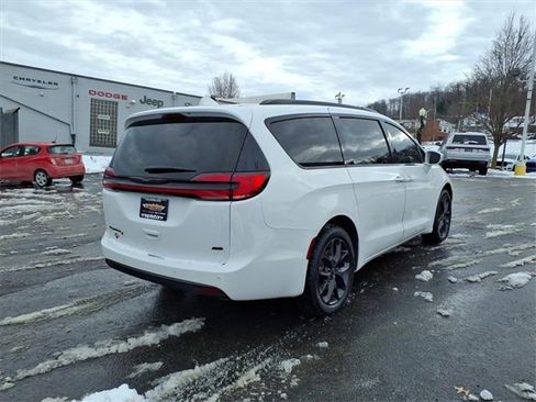 Certified 2021 Chrysler Pacifica Touring-L w/ Uconnect Theater Family Group image 7