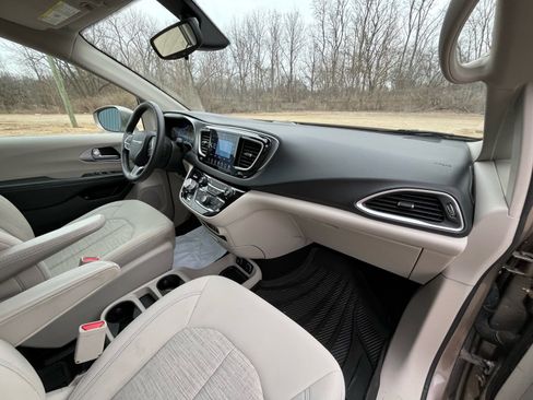 Used 2018 Chrysler Pacifica Touring Plus image 38