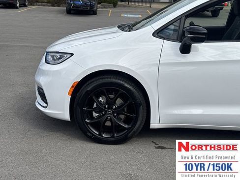 New 2026 Chrysler Pacifica Limited w/ Uconnect Theater Family Group image 11