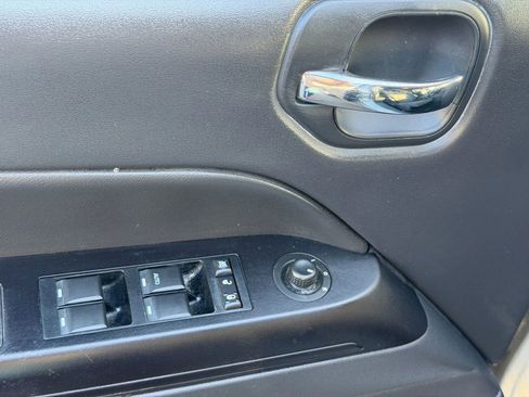 Used 2014 Jeep Patriot Latitude FWD image 24