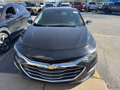 Used 2025 Chevrolet Malibu LT image 2