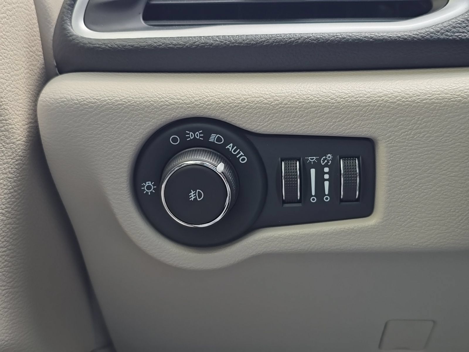 Used 2024 Chrysler Pacifica Limited FWD image 17