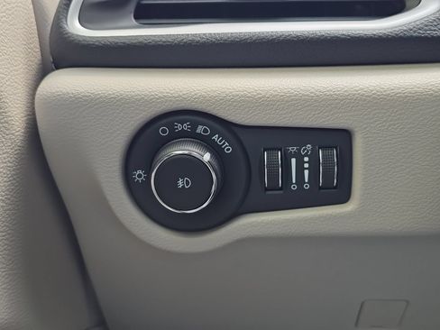 Used 2024 Chrysler Pacifica Limited FWD image 17