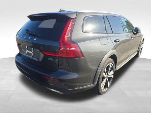 Used 2025 Volvo V60 B5 Cross Country Plus image 3