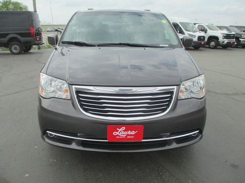 Used 2016 Chrysler Town & Country Touring image 14