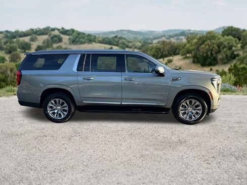 Used 2025 GMC Yukon XL Denali AWD/4WD image 11