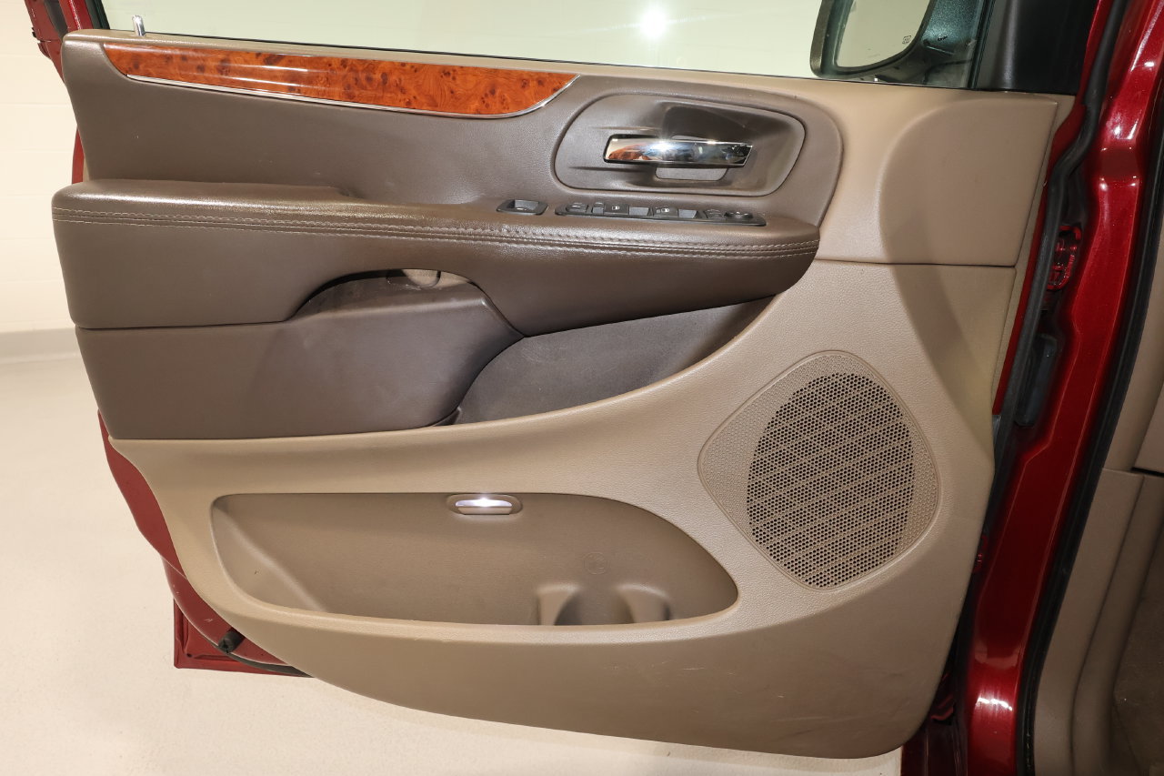 Used 2015 Chrysler Town & Country Touring-L w/ Driver Convenience Group FWD image 12