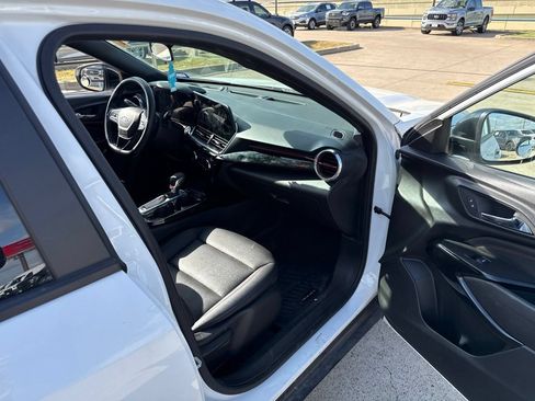 Used 2025 Chevrolet Trax RS FWD image 15