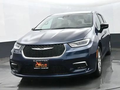 Used 2025 Chrysler Pacifica Select
